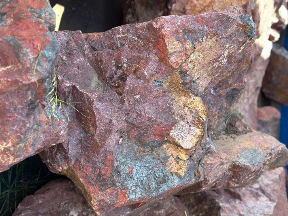 Камни для ландшафтного дизайна красно-фиолетовые 10-60 килограмм купить в Саратовской области