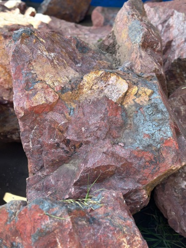 Камни для ландшафтного дизайна красно-фиолетовые 10-60 килограмм купить в Саратовской области