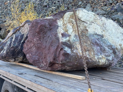 Огромные красно-фиолетовые валуны для ландшафтного дизайна весом более 5 тонн купить в Саратовской области