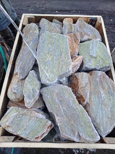 Златолит жёлтый, жёлто-зелёный глыбки и валуны для ланшафтного дизайна купить в Саратовской области