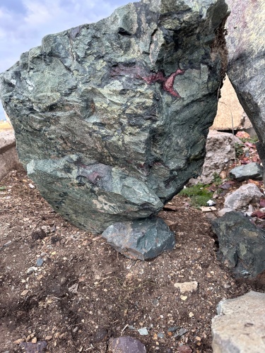 Гигантские зелёные валуны для ландшафтного дизайна весом более 5 тонн купить в Саратовской области