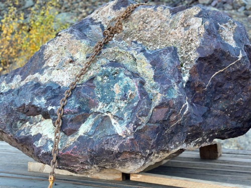 Огромные красно-фиолетовые валуны для ландшафтного дизайна весом более 5 тонн купить в Саратовской области