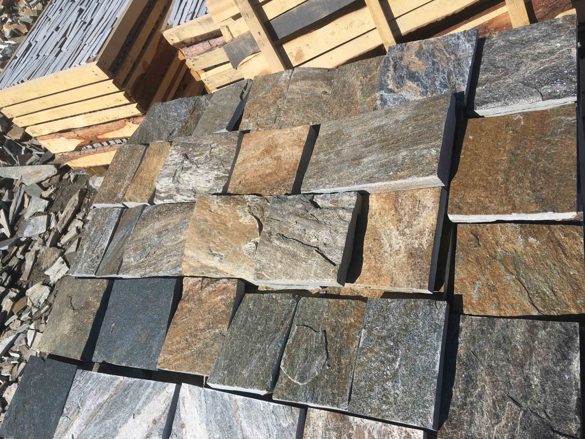 Плитка пилёная златолит Уральский для цоколя, отмостки купить в Саратовской области