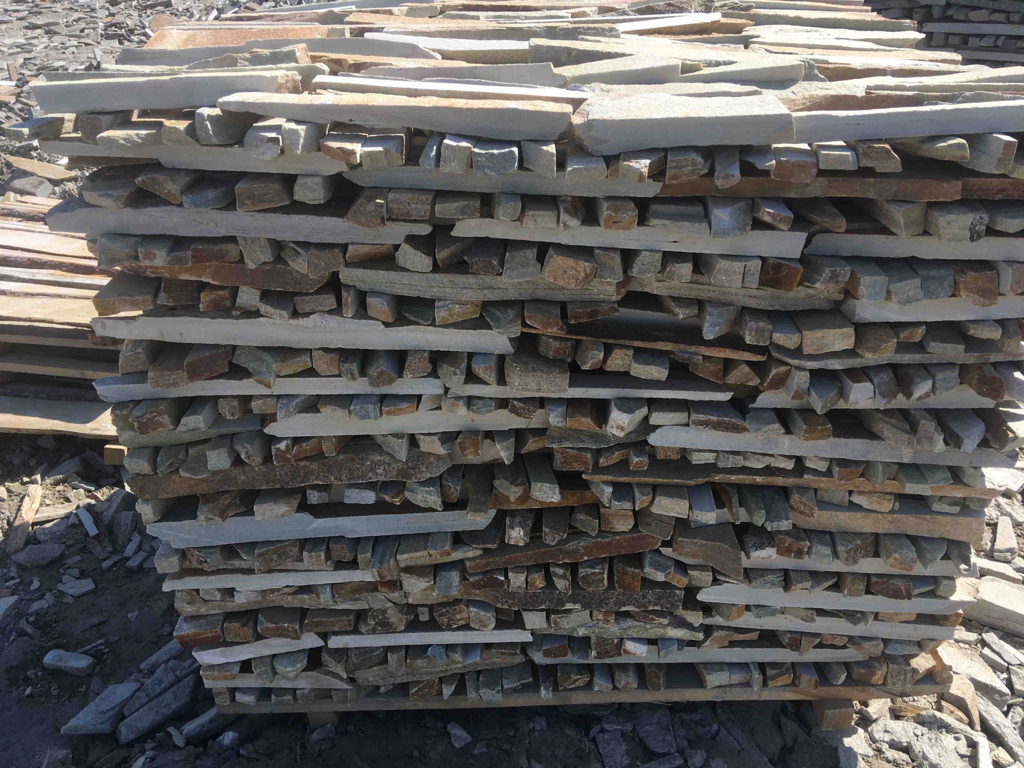 Горбушка златолит золотистый для облицовки купить в Саратовской области