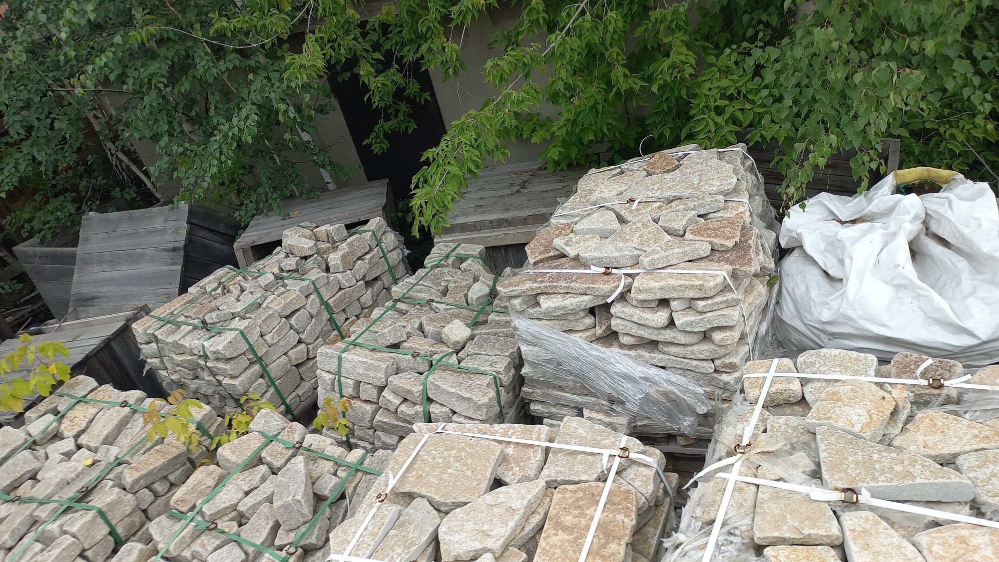 Плитняк гранитный галтованный купить в Саратовской области