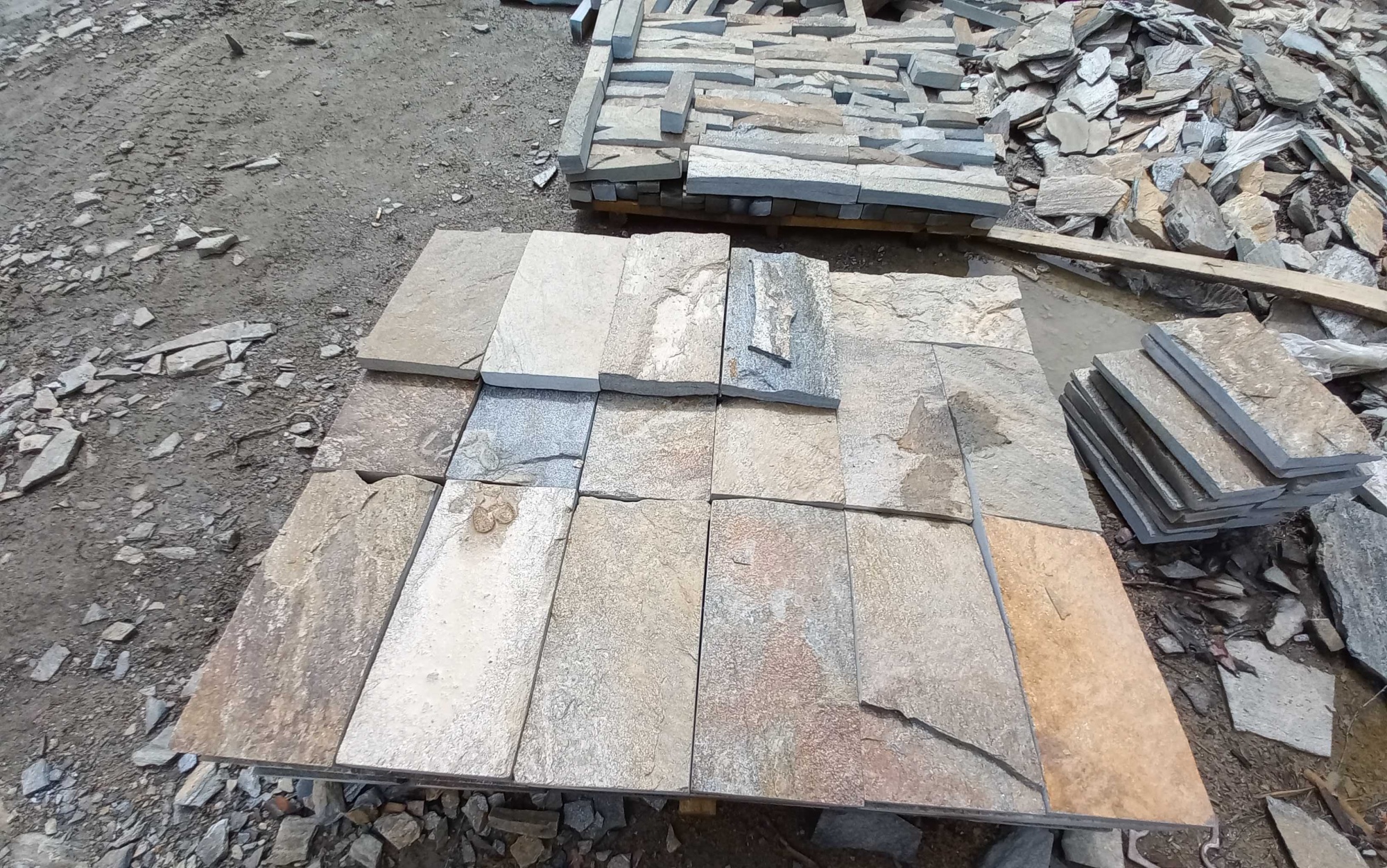 Плитка пилёная златолит Уральский для цоколя, отмостки купить в Саратовской области