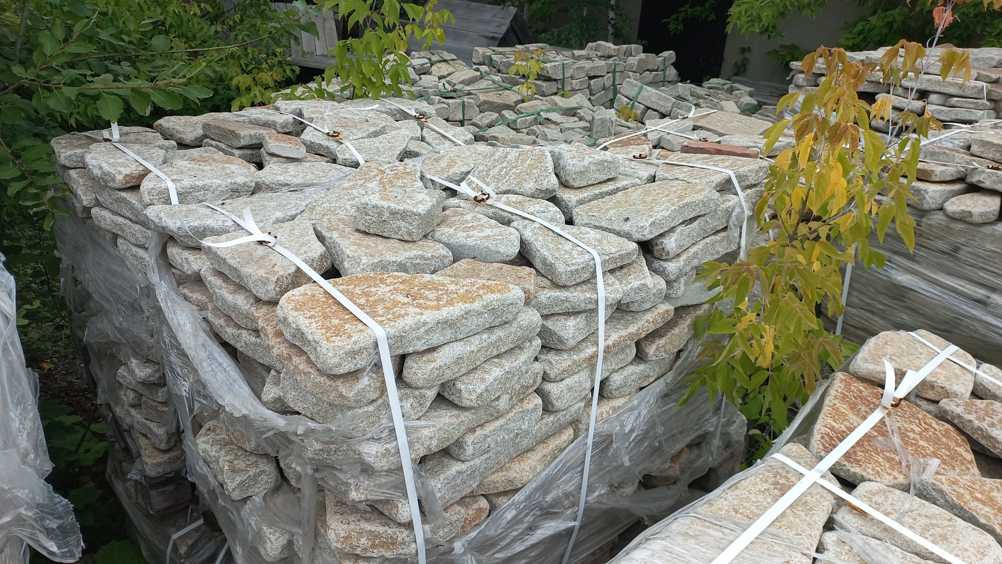 Плитняк галтованный гранитный для ландшафтного дизайна купить в Саратовской области