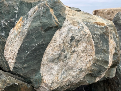 Гигантские зелёные валуны для ландшафтного дизайна весом более 5 тонн купить в Саратовской области