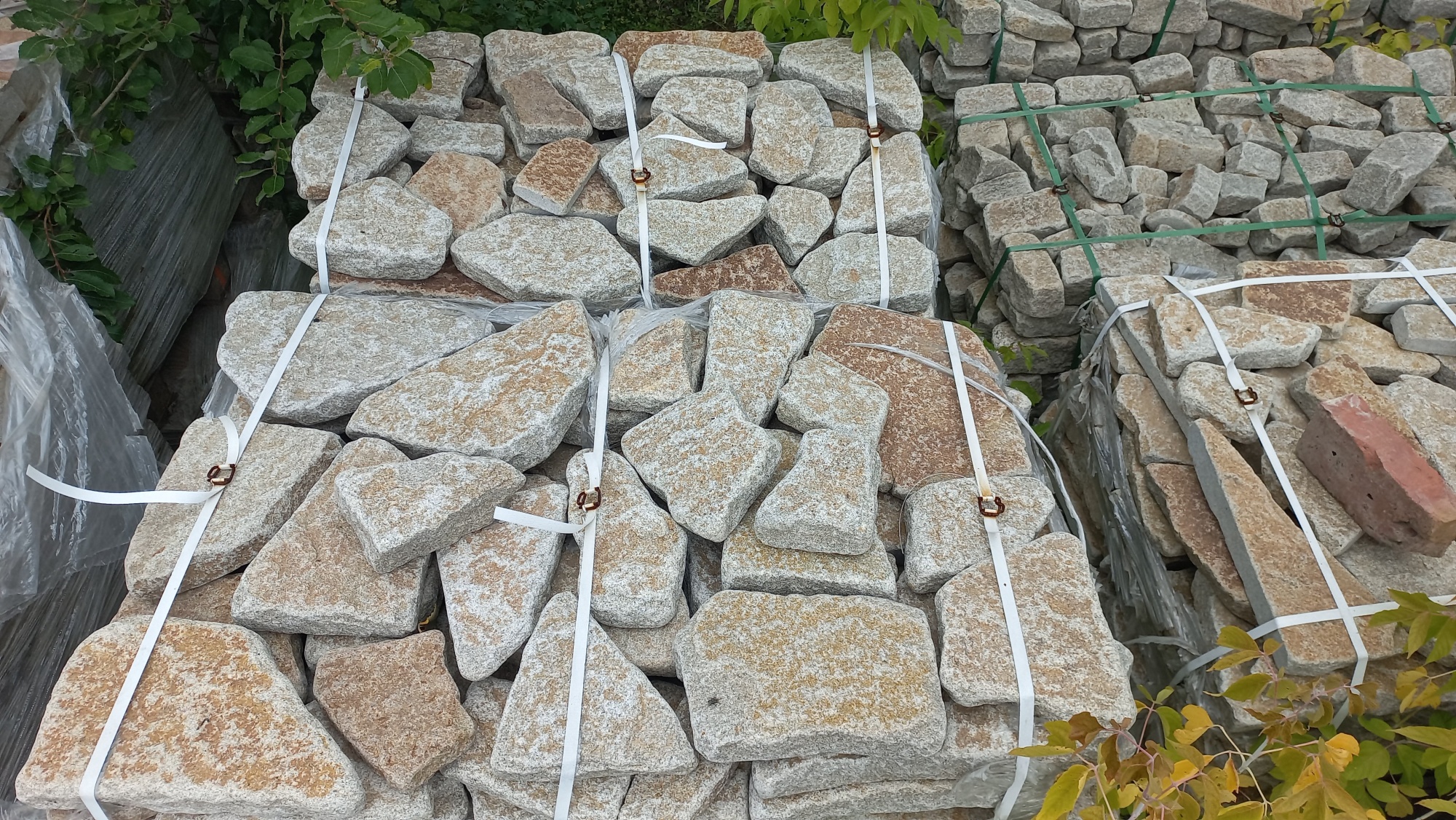 Гранитный плитняк галтованный для мощения купить в Саратовской области