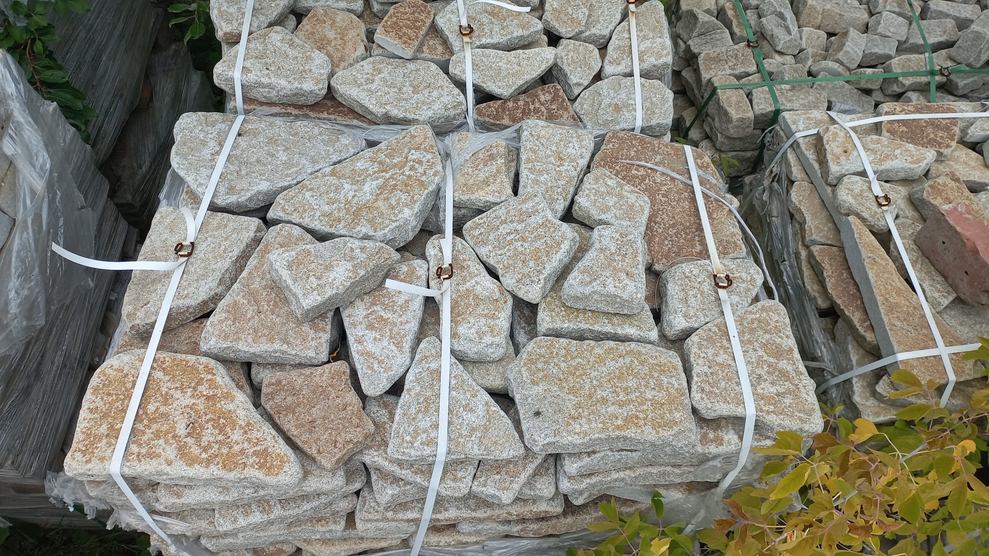 Плитняк галтованный гранитный для ландшафтного дизайна купить в Саратовской области