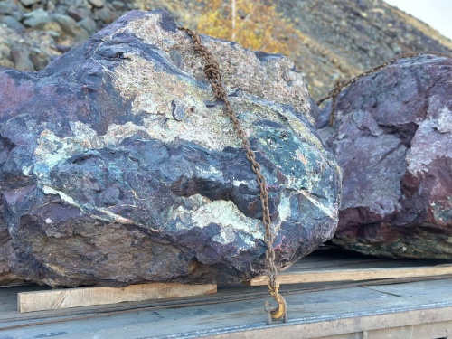 Огромные красно-фиолетовые валуны для ландшафтного дизайна весом более 5 тонн купить в Саратовской области