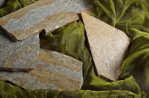 Плитняк златолит Уральский для цоколя, отмостки купить в Саратовской области