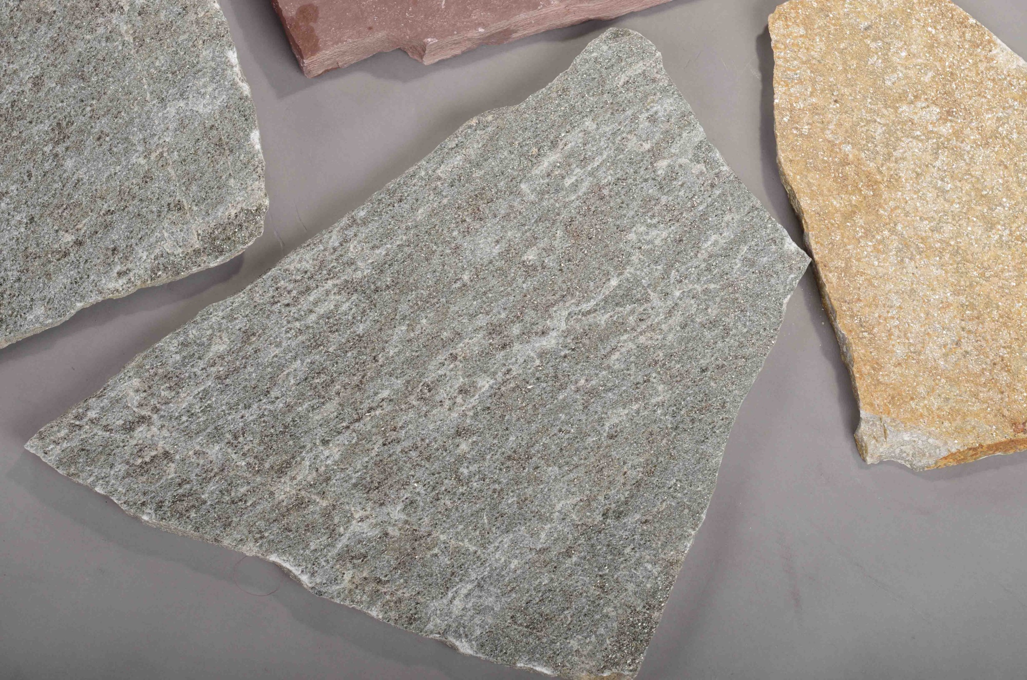 Плитняк златолит Уральский для цоколя, отмостки купить в Саратовской области